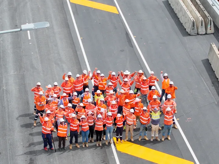 251126-group-photos-on-bridge