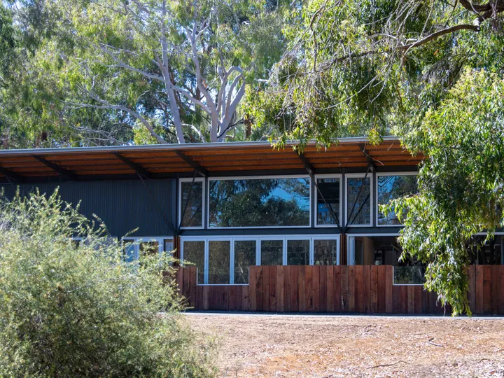 timber-sleeper-wall-cleland-wildlife-park